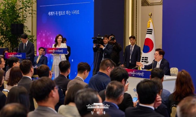 Lee presenta cuatro objetivos para convertir a Corea en un país 'insustituible'