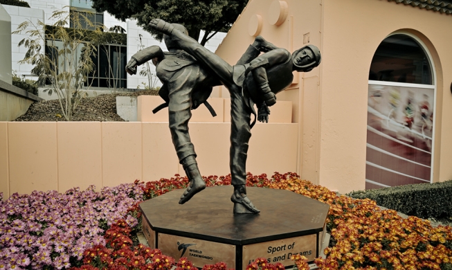 Un homenaje al taekwondo: se inaugura una escultura en el Museo Olímpico de Suiza