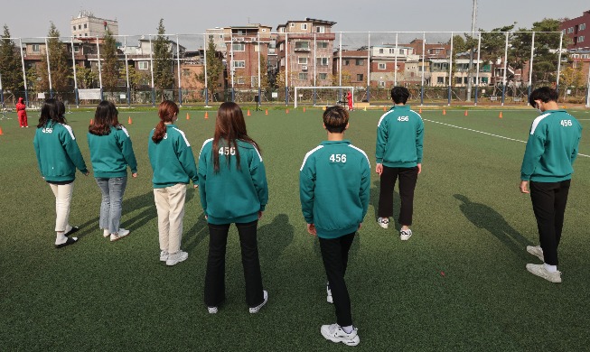 [Foto del día] 'El Juego del calamar' aparece en un festival universitario