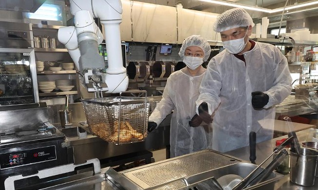 La jefa de Seguridad de los Alimentos visita un restaurante ayudado por robots
