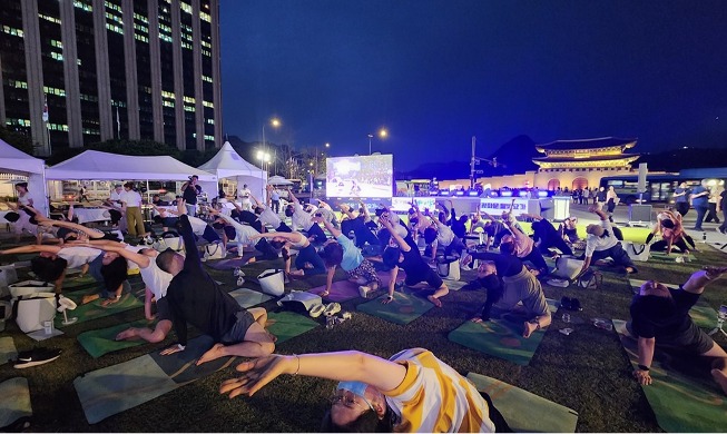 Una clase de yoga en el centro de Seúl atrae a 200 asistentes