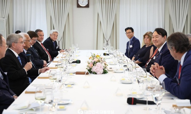 El presidente Yoon sostiene conversaciones con el jefe del COI