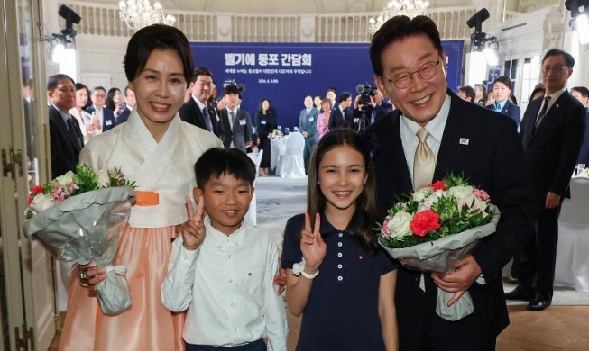 El presidente Lee promete una 'Corea mejor' ante los compatriotas...