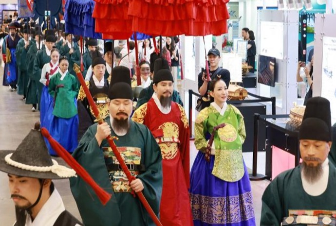 La corte de Joseon desfila en Busan 