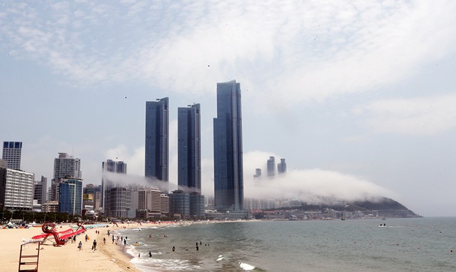 [Foto del día] Niebla marina en la playa Haeundae de Busan