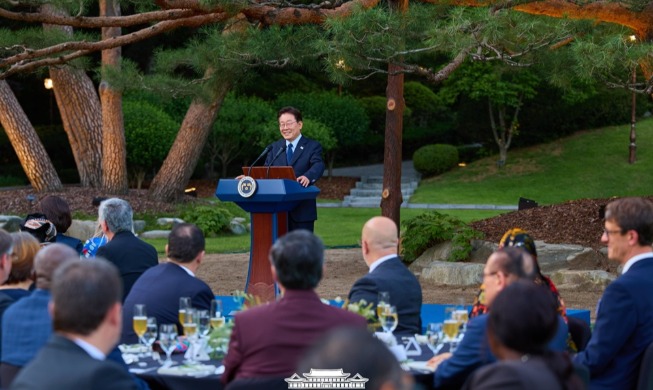 Lee ofrece una cena a diplomáticos y representantes de organizaciones internacionales
