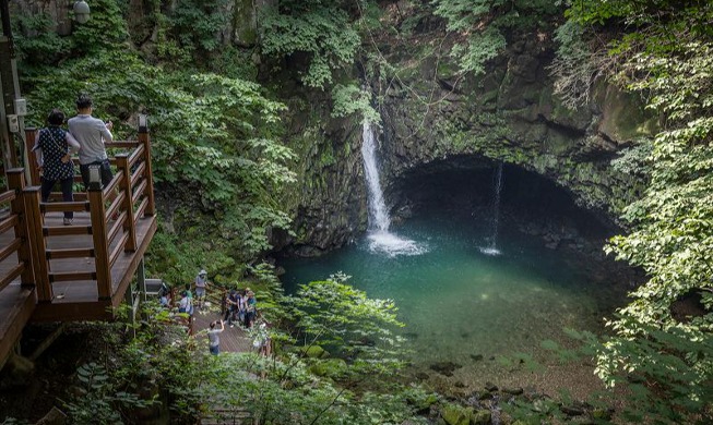 Unos turistas observan la cascada Bidulginangpokpo