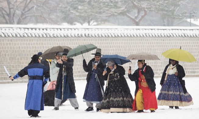 Turistas extranjeros se toman fotos en la nieve