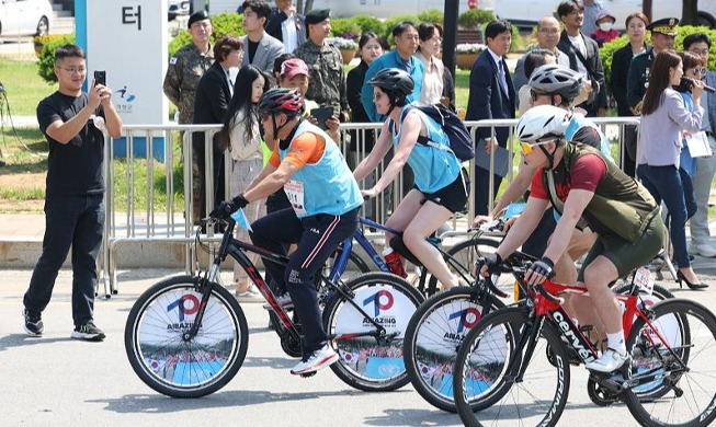 Se lleva a cabo un desfile de bicicletas para conmemorar el 70º aniversario de la Guerra de Corea