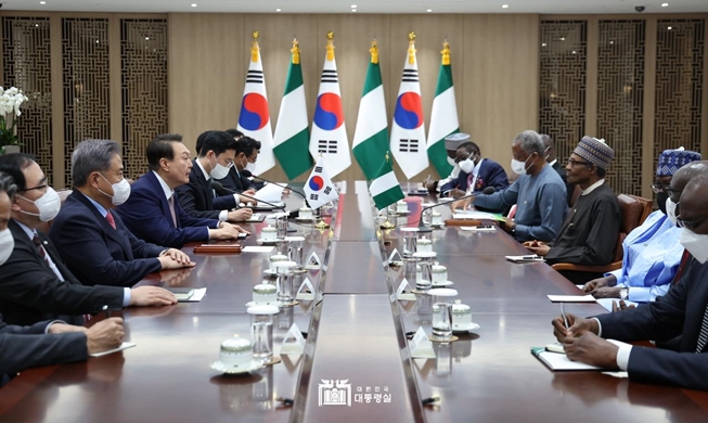 El presidente Yoon celebra una cumbre con el presidente de Nigeria