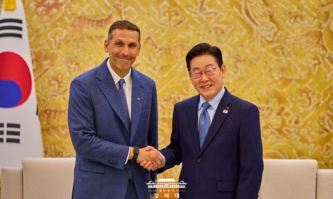 Lee y el jefe de la Autoridad para Asuntos Ejecutivos de Abu Dabi discuten sobre una 'asociación centenaria'