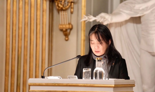 Han Kang reflexiona sobre el amor y la conexión en su discurso de aceptación del Nobel