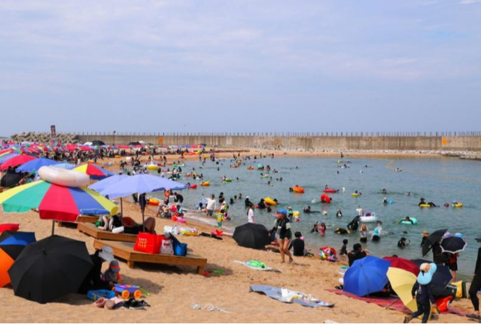 Playa llena de veraneantes