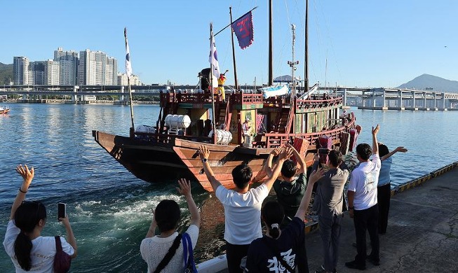 Una réplica de un barco diplomático de Joseon parte hacia Japón