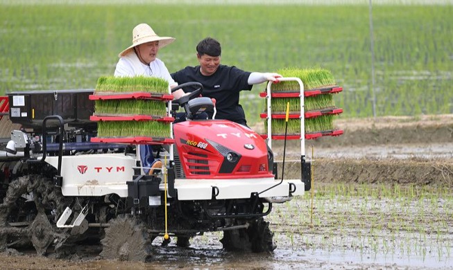 El presidente Yoon siembra arroz con un tractor de conducción autónoma