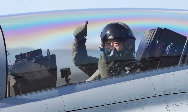 [Foto del día] Presidente Moon se convierte en el primer presidente coreano en volar abordo de un avión de combate