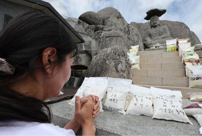 Plegarias ante la estatua de Buda por el éxito en el examen universitario