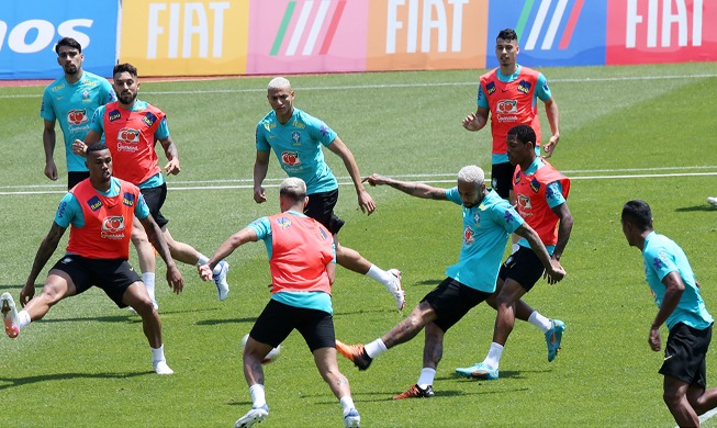 La selección de fútbol de Brasil entrena para el partido contra Corea