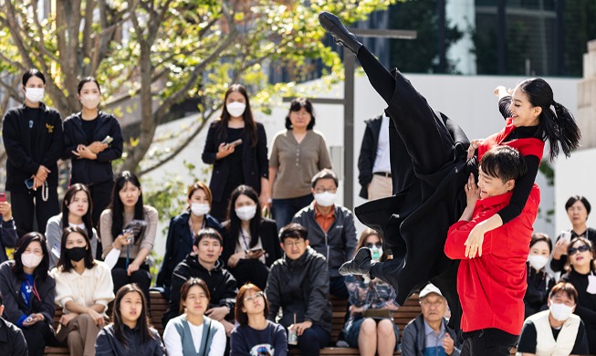 Ensayos de una compañía de danza en la plaza Gwanghwamun