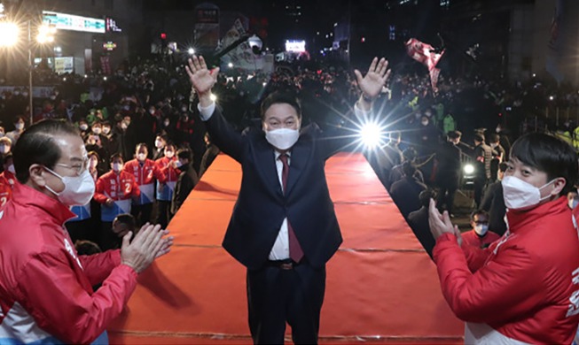 El presidente electo Yoon Suk Yeol muestra su agradecimiento al público