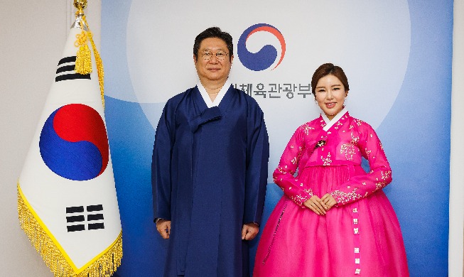 Cantante de trot Song Ga-in nombrada como embajadora promocional de hanbok para este año