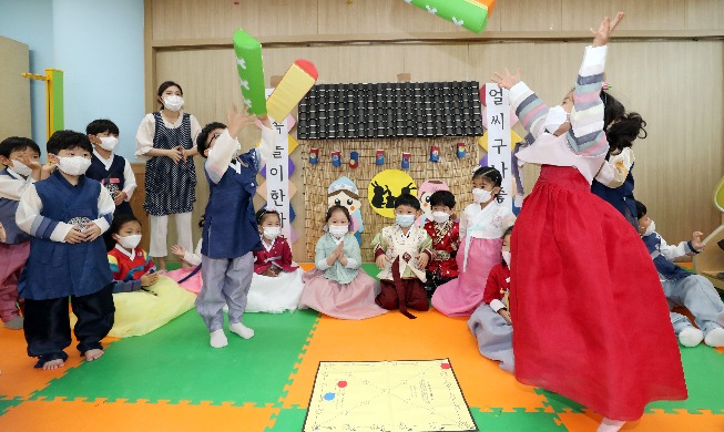 [Foto del día] Niños vestidos con Hanbok juegan al 𝘺𝘶𝘵 𝘯𝘰𝘳𝘪