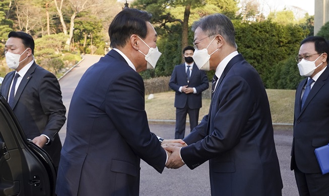 Presidente Moon Jae-in se reúne con el presidente electo Yoon Suk Yeol