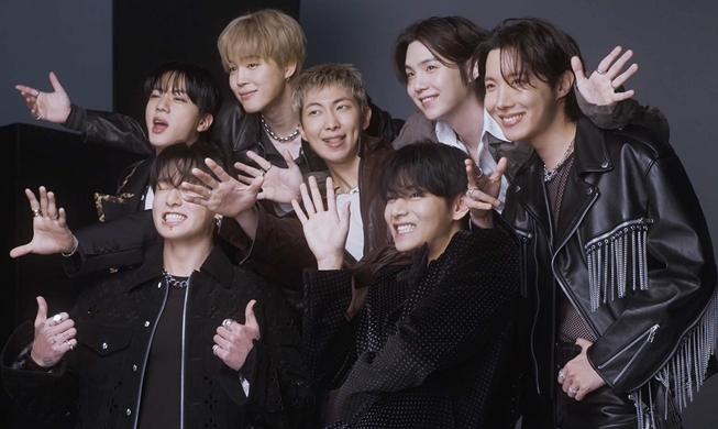 BTS vuelve y sacude al mundo desde la plaza Gwanghwamun