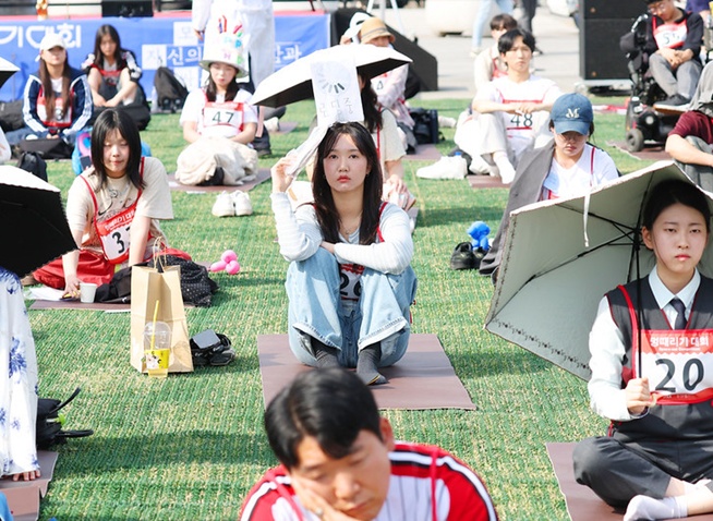 El arte de quedarse en blanco: la competencia que desafía el ritmo de Corea