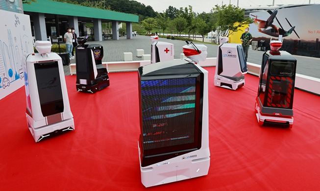 [Foto del día] Robots dotados con IA realizan una demostración de conducción autónoma