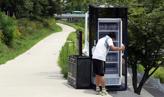 [Foto del día] Se ofrecen botellas de agua fría gratis en senderos de parques para enfrentar el calor