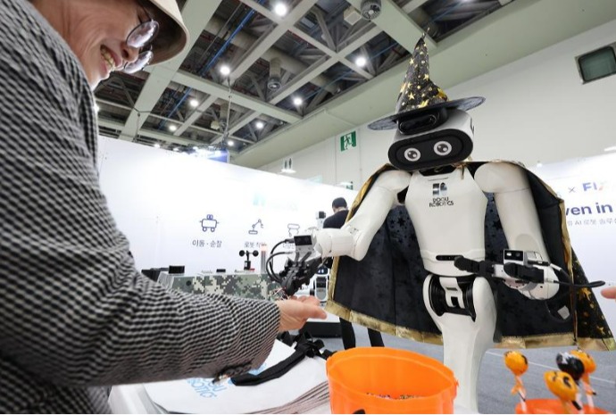 Robot disfrazado en la feria FIX 2026