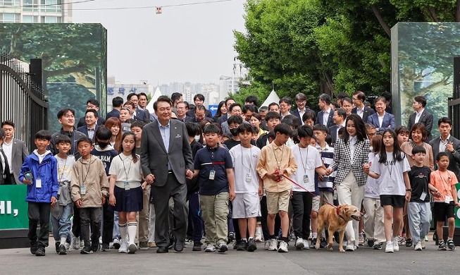 El presidente Yoon y la primera dama ingresan al Jardín de los niños de Yongsan