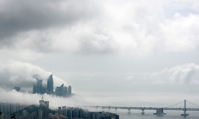 La ciudad de Busan cubierta por niebla marina