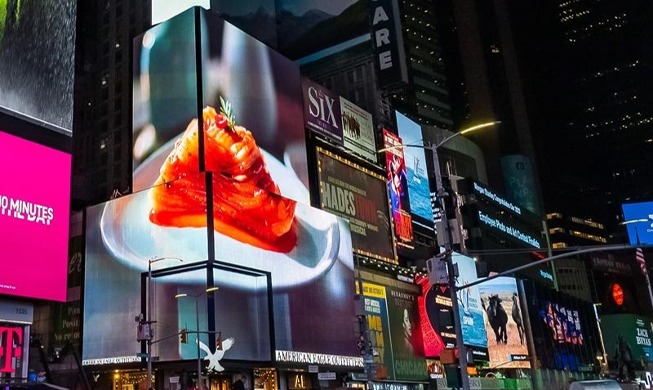 Un video proyectado en el Times Square de Nueva York promociona el kimchi coreano