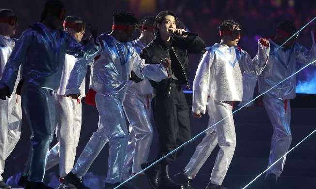 Jungkook de BTS presenta una actuación en la ceremonia de inauguración de la Copa Mundial