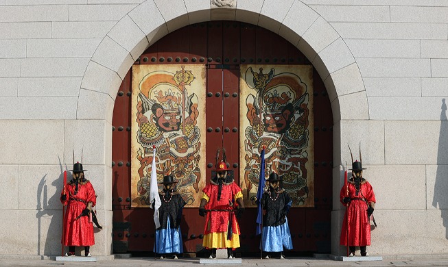 Cuadros de buena suerte colgados en la puerta Gwanghwamun
