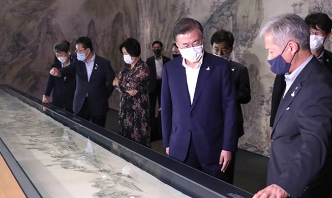 Presidente Moon y primera dama visitan Museo Nacional en tiempos de pandemia