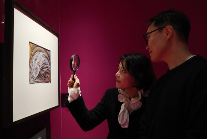 Una exposición explora la esencia del espíritu humano y el arte en la vida urbana