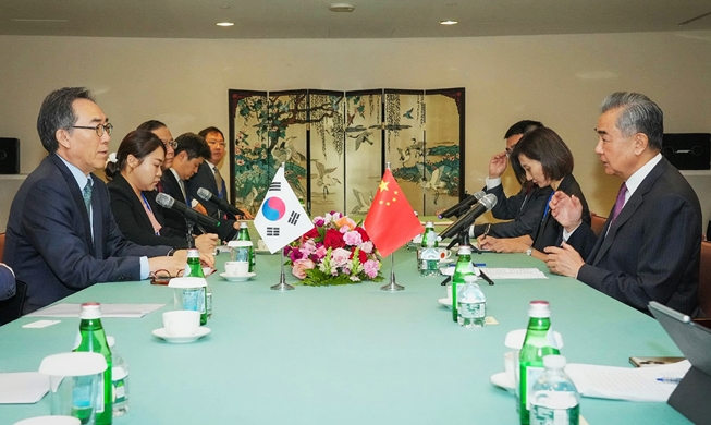 Los cancilleres de Corea y China discuten una posible reunión bilateral de alto rango en noviembre