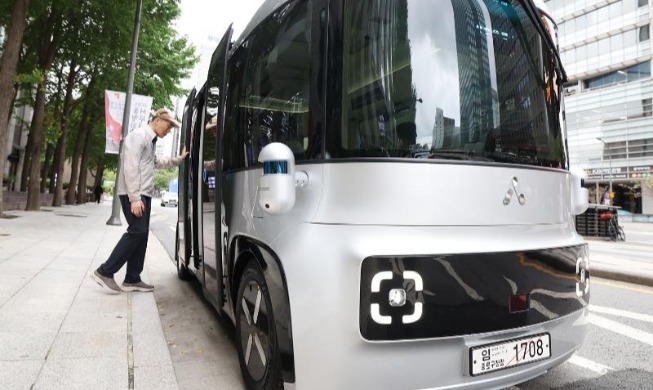 Seúl inaugura el servicio de autobuses autónomos a lo largo del arroyo Cheonggyecheon