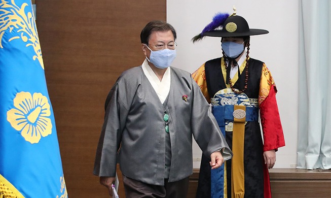 [Foto del día]  Presidente Moon viste hanbok mientras dirige la reunión del gabinete