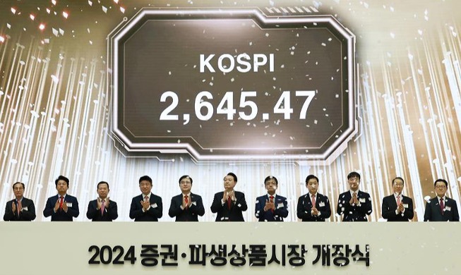 Yoon asiste a la apertura del mercado bursátil del 2024