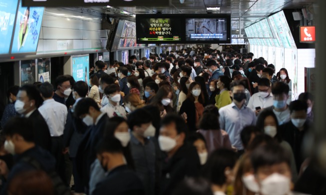 El Gobierno obliga usar mascarillas en el transporte público