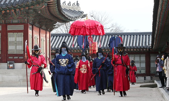 [Foto del día] El rey y la reina paseando por el palacio Gyeongbokgung