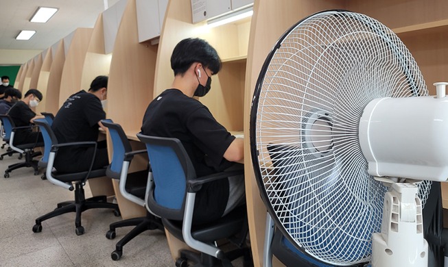 [Foto del día] Estudiantes de último año se preparan para examen de ingreso a la universidad