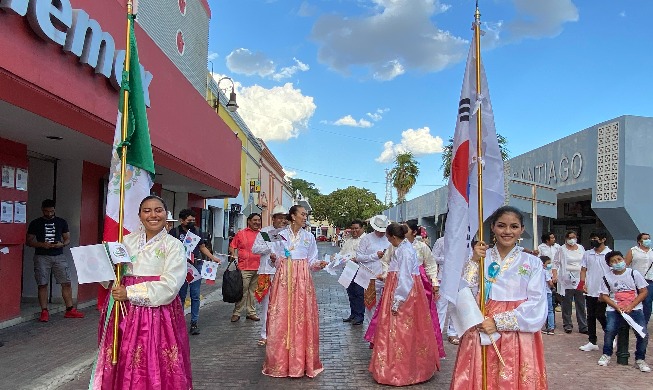 Desfile en Mérida por el 60º aniversario de las relaciones entre México y Corea del Sur