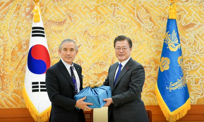 Presidente Moon obsequia soju de Andong como regalo al embajador saliente de EE.UU.