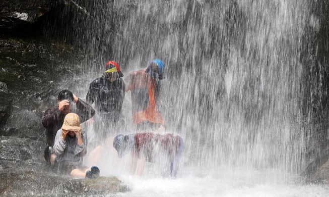 Unos turistas refrescándose del calor sofocante