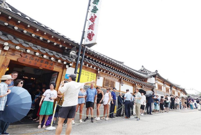 Larga fila frente a un restaurante de 'samgyetang'